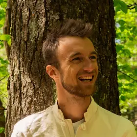 Govind Bhajan, enseignant de Kundalini yoga, chanteur de mantras et DJ